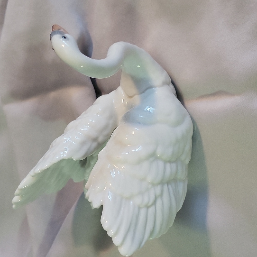 Elegant White Porcelain Swan Figurine. LLADRO - Picture 3 of 5